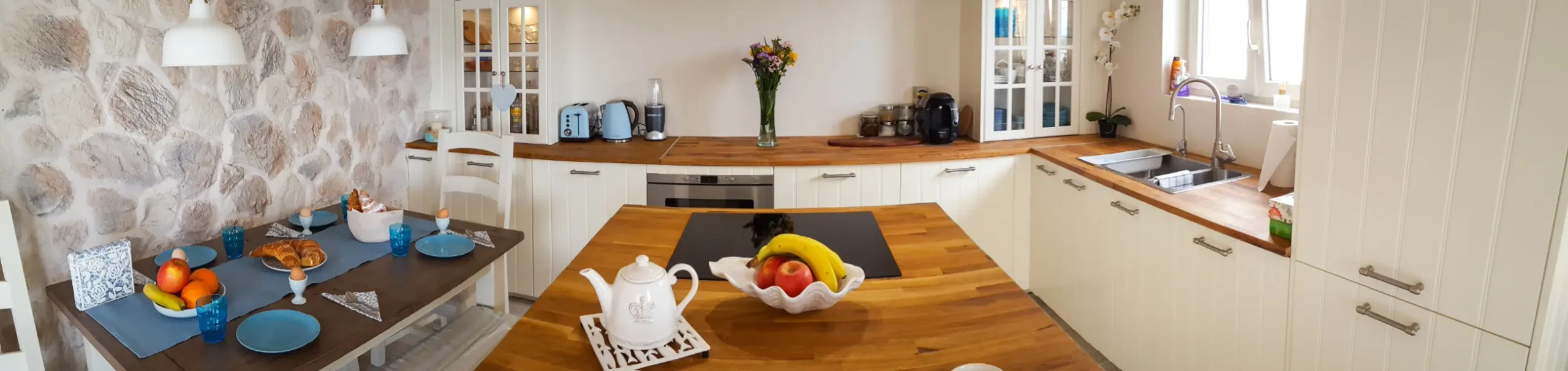 Fully Equipped Kitchen with island and dining table for 6
